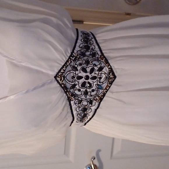 💙🏍Elegant White Sleeveless Top with Black Embellished Waist - Picture 4 of 9